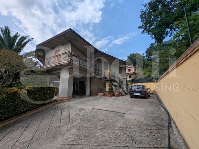 Villa in Vendita a Deruta, 295'000€, 210 m²