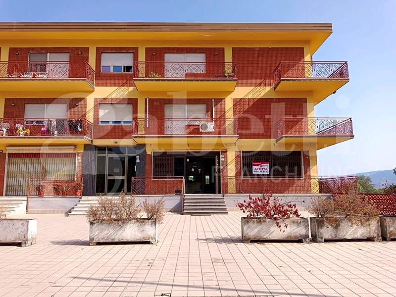 Negozio in Affitto a Rende, 1'400€, 130 m²
