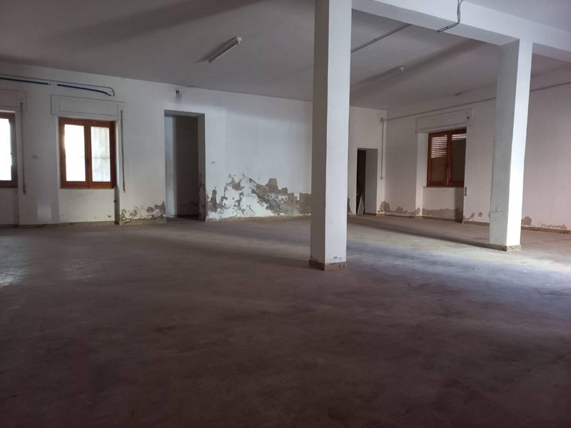 Immobile commerciale in Vendita a Iglesias, 80'000€, 135 m²