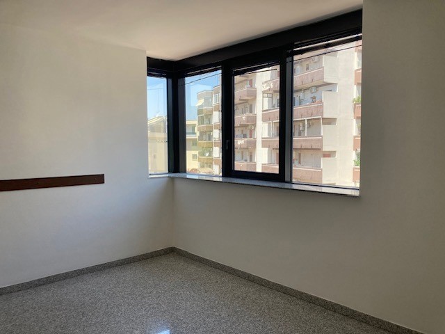 Ufficio in Affitto a Brindisi, 1'500€, 150 m²