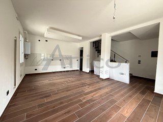 Casa Indipendente in Vendita a Rovigo, zona Tassina, 305'000€, 120 m²