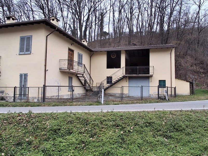 Casale in Vendita a Rocca Susella, 175'000€, 200 m², con Box
