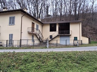 Casale in Vendita a Rocca Susella, 175'000€, 200 m², con Box