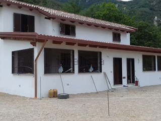 Villa bifamiliare in Vendita a Senerchia, zona Contrada Bosco, 200'000&euro;, 300 m²