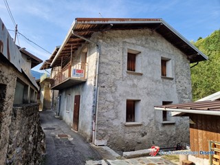 Casa Semi Indipendente in Vendita a Malonno, 77'000€, 190 m²