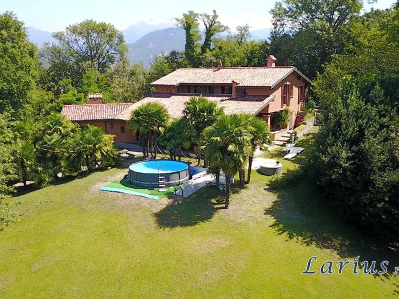 Villa in Vendita a Cesana Brianza, 890'000€, 525 m²