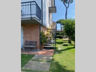 Villa bifamiliare in Affitto a Camaiore, zona Lido di Camaiore, 850€, 100 m²