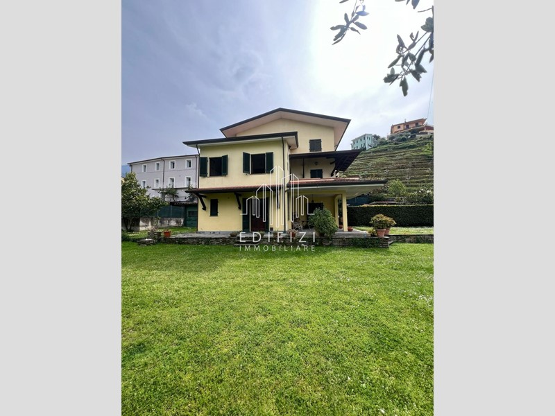 Villa bifamiliare in Vendita a Montignoso, zona Capanne, 490'000€, 197 m²
