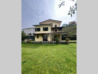 Villa bifamiliare in Vendita a Montignoso, zona Capanne, 490'000€, 197 m²