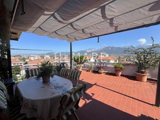 Attico in Vendita a Massa, zona Marina di Massa, 440'000€, 125 m², arredato