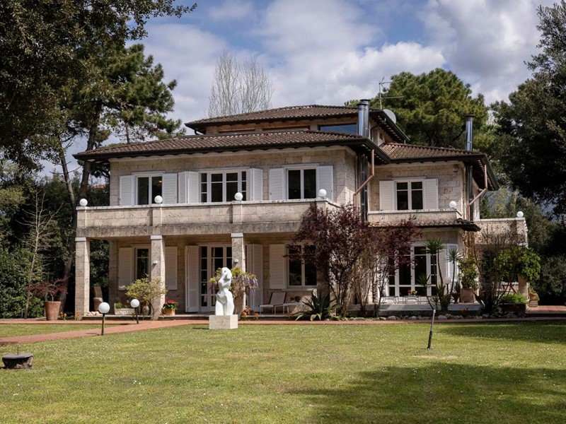 Villa in Vendita a Massa, zona Poveromo, 3'500'000&euro;, 757 m², arredato, con Box