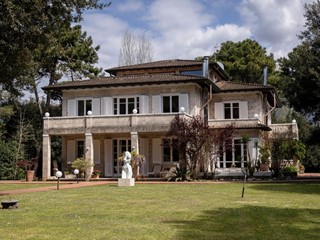 Villa in Vendita a Massa, zona Poveromo, 3'500'000&euro;, 757 m², arredato, con Box