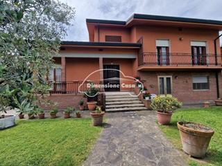 Villa in Vendita a Capannori, zona Santa Margherita, 470'000€, 225 m², con Box