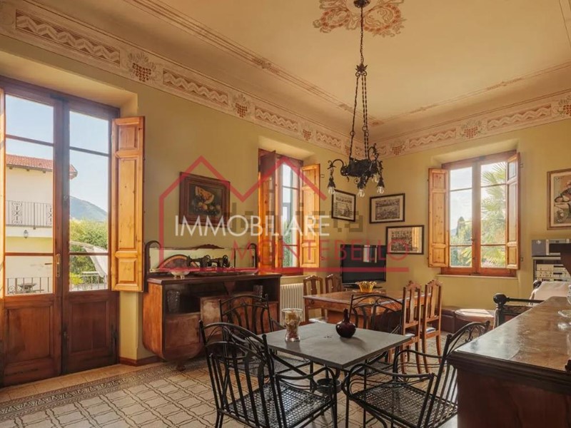Villa in Vendita a Camaiore, 990'000&euro;, 490 m², arredato