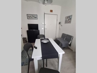 Trilocale in Vendita a Carrara, zona Marina di Carrara, 270'000€, 56 m², arredato, con Box