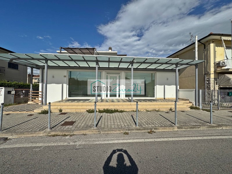 Attività commerciale in Affitto a Viareggio, 900€, 180 m²