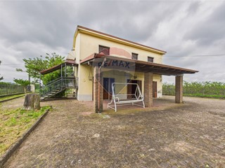 Villa in Vendita a Lungavilla, 160'000€, 266 m²