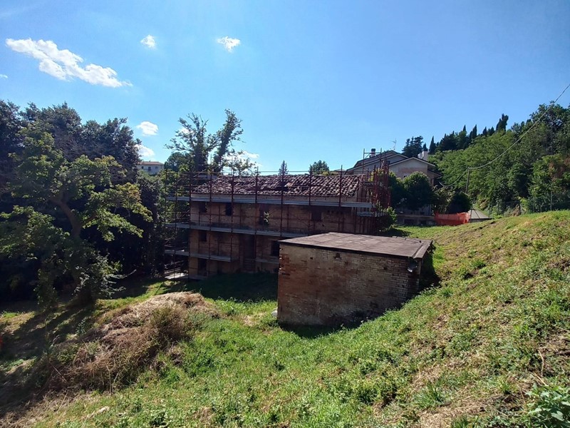 Casa Indipendente in Vendita a Sant'Angelo in Pontano, 75'000&euro;, 340 m²