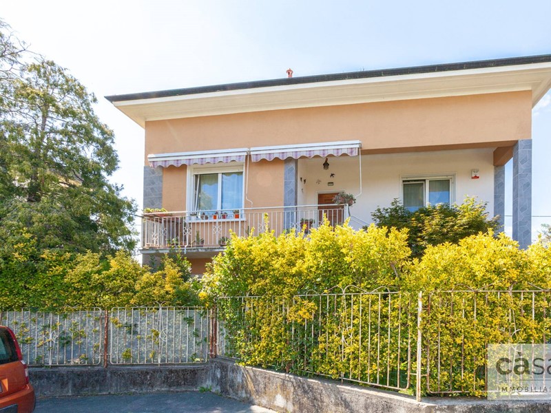 Villa in Vendita a Gazzada Schianno, 325'000€, 240 m²