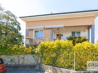 Villa in Vendita a Gazzada Schianno, 325'000€, 240 m²