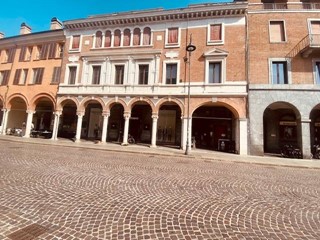 Attività commerciale in Vendita a Ferrara, 1700 m²