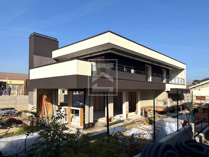 Villa in Vendita a Desenzano del Garda, 1'300'000&euro;, 245 m²