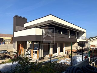 Villa in Vendita a Desenzano del Garda, 1'300'000&euro;, 245 m²