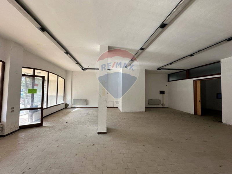 Negozio in Vendita a Trescore Balneario, 75'500€, 151 m²