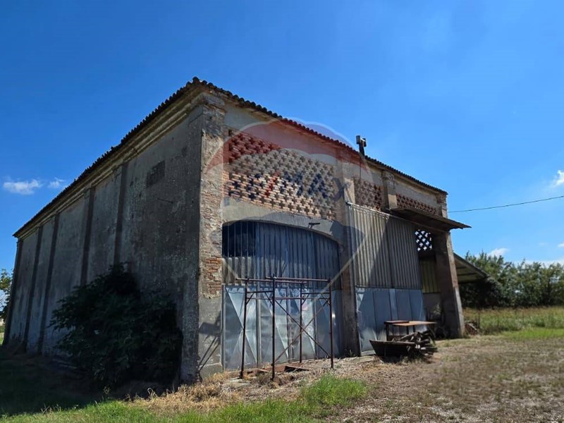 Capannone in Vendita a Ferrara, 45'000€, 400 m²