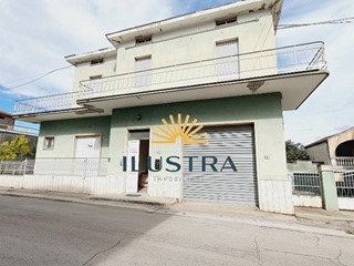 Casa Indipendente in Vendita a Monsampolo del Tronto, 180'000€, 350 m²