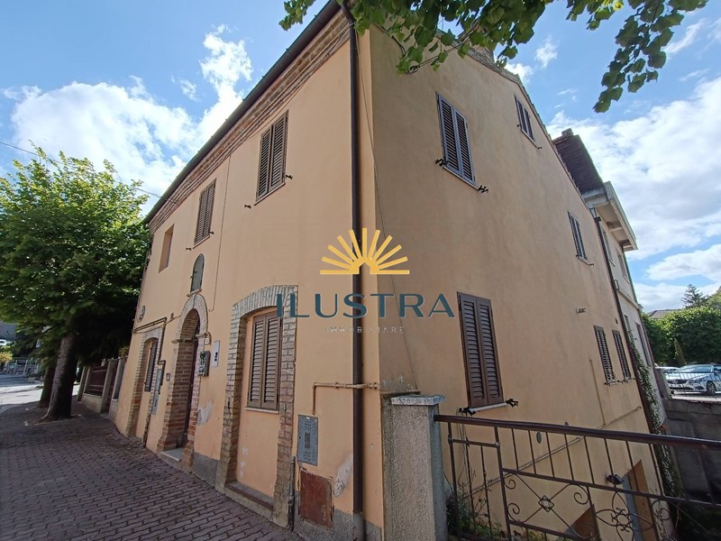 Casa Indipendente in Vendita a Rotella, 82'500€, 200 m²