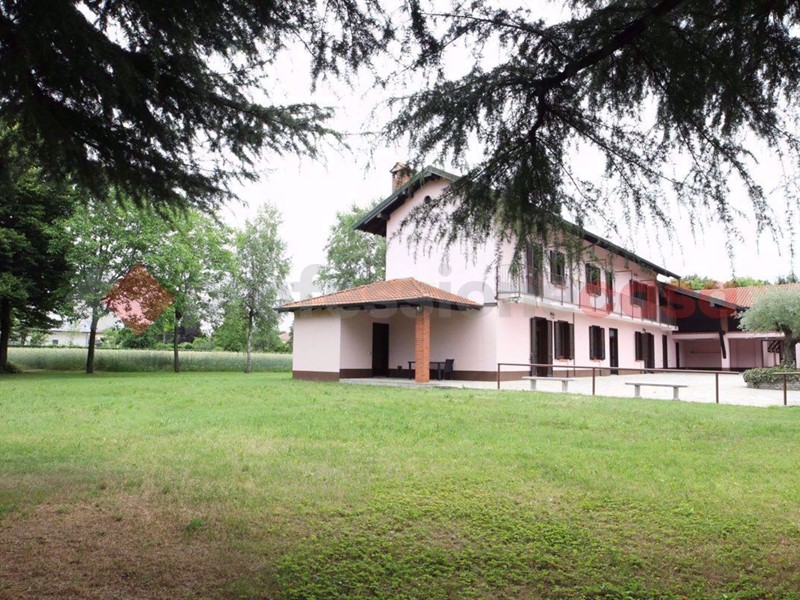 Casale in Vendita a Magnago, 300 m², arredato