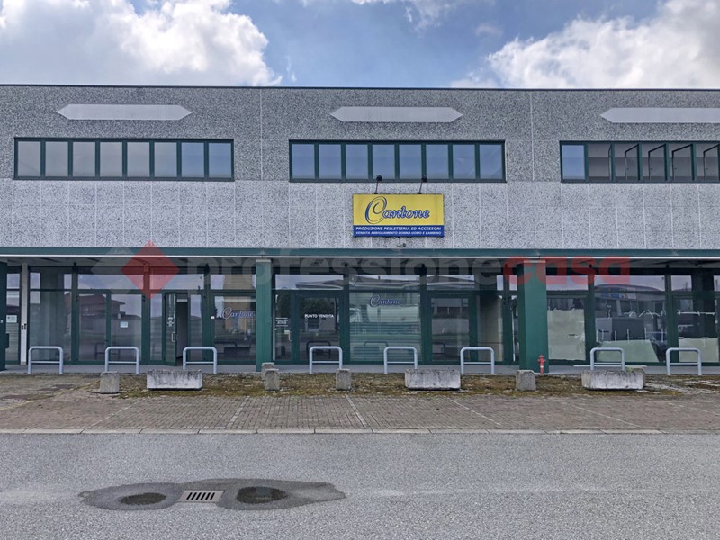 Capannone in Vendita a Trecate, 315'000€, 835 m²