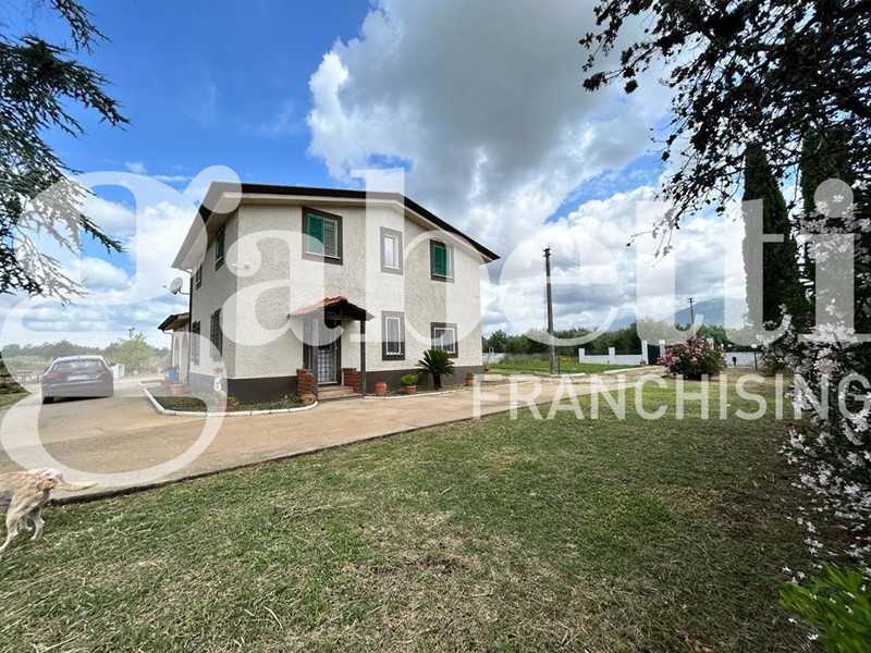 Casa Indipendente in Vendita a Latina, 235'000€, 140 m²