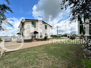 Casa Indipendente in Vendita a Latina, 235'000€, 140 m²