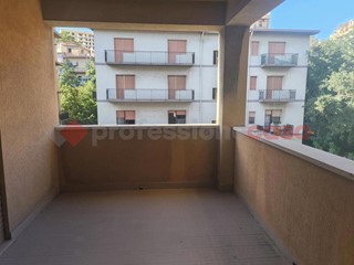 Ufficio in Affitto a Reggio Calabria, 1'300€, 122 m²