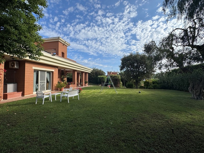 Villa in Vendita a Noicattaro, 700'000€, 335 m²