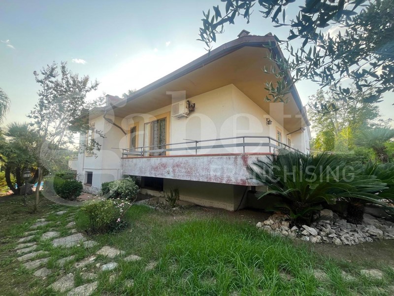 Villa bifamiliare in Vendita a Pignataro Maggiore, 380'000€, 250 m²