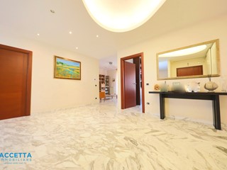 Appartamento in Vendita a Taranto, zona Tre Carrare - Battisti, 189'000€, 182 m²