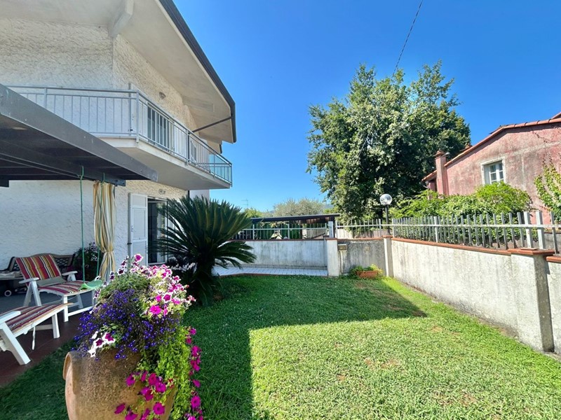 Appartamento in Vendita a Fosdinovo, zona Caniparola, 350'000€, 154 m², con Box