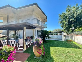 Appartamento in Vendita a Fosdinovo, zona Caniparola, 350'000€, 154 m², con Box