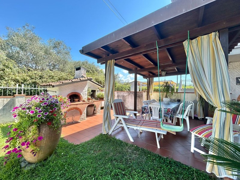 Casa Semi Indipendente in Vendita a Fosdinovo, zona Caniparola, 350'000&euro;, 154 m², con Box