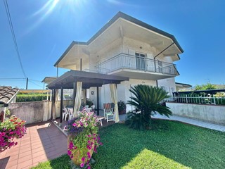 Casa Semi Indipendente in Vendita a Fosdinovo, zona Caniparola, 350'000&euro;, 154 m², con Box