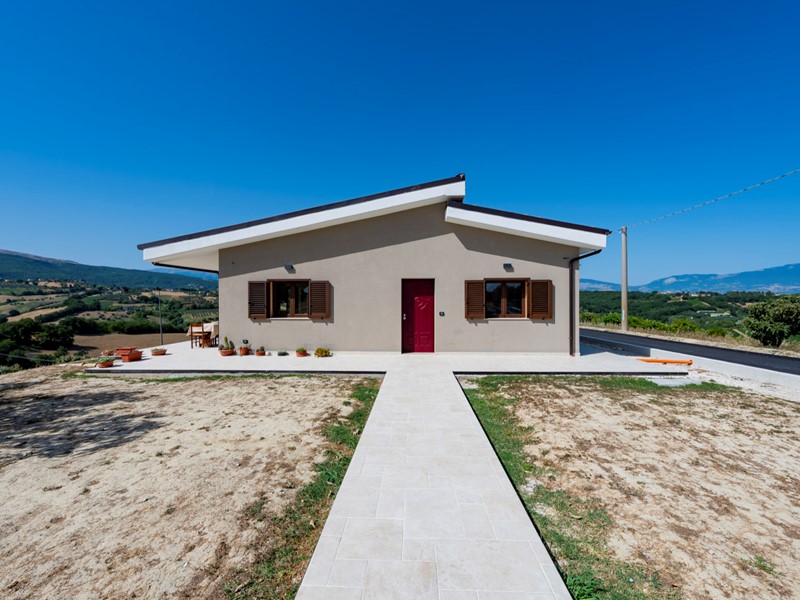 Villa in Vendita a Manoppello, zona Periferia, 255'000€, 144 m², con Box