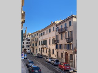 Quadrilocale in Affitto a Verona, zona Piazza Isolo, 1'600€, 100 m²