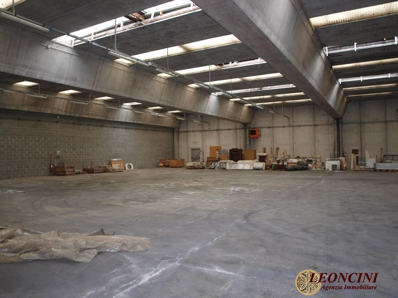 Capannone in Vendita a Villafranca in Lunigiana, 350'000€, 1400 m²