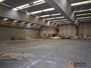 Capannone in Vendita a Villafranca in Lunigiana, 350'000€, 1400 m²