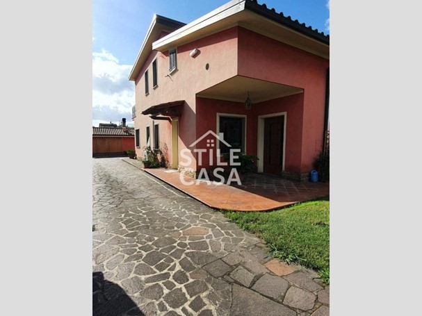 Villa bifamiliare in Vendita a Porcari, 400'000€, 235 m², arredato, con Box