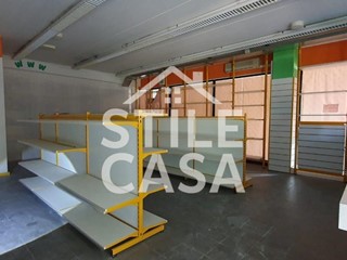 Immobile commerciale in Vendita a Porcari, 145'000€, 170 m²