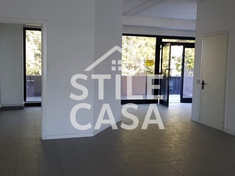 Ufficio in Vendita a Porcari, 150'000€, 120 m²